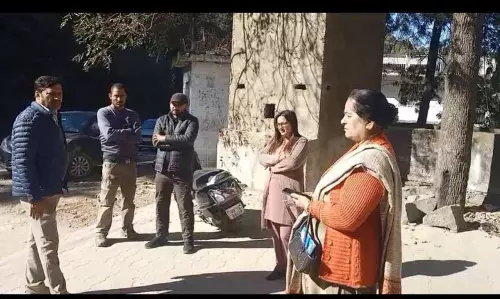 लीकेज को रोकने के लिए, MC ने सोलन में पुराने पानी के पाइप बदलना शुरू कर दिया है लीकेज को रोकने के लिए, MC ने सोलन में पुराने पानी के पाइप बदलना शुरू कर दिया है