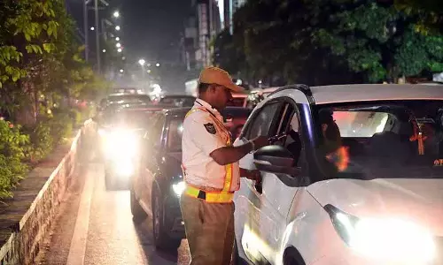 Hyderabad: वीकेंड के दौरान ट्विन सिटीज़ में नशे में गाड़ी चलाने के 800 से ज़्यादा मामले दर्ज किए गए Hyderabad: वीकेंड के दौरान ट्विन सिटीज़ में नशे में गाड़ी चलाने के 800 से ज़्यादा मामले दर्ज किए गए