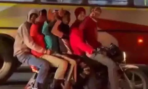 बाइक पर 6 युवक दिखे Delh में, पुलिस अभी तक नहीं हुई कार्रवाई