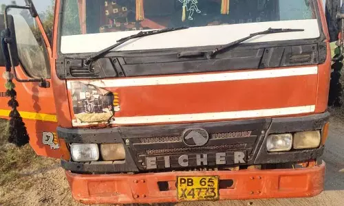 Chandigarh: अवैध खनन सामग्री ले जा रहे ट्रक जब्त किए गए Chandigarh: अवैध खनन सामग्री ले जा रहे ट्रक जब्त किए गए