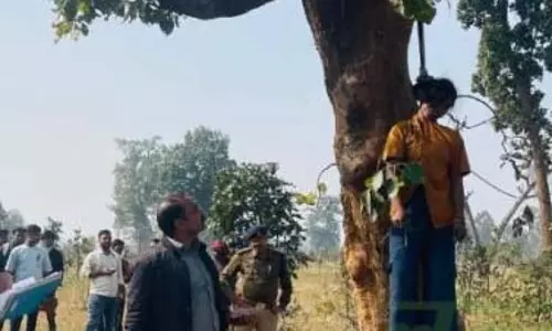 युवती की लाश जंगल में मिली, बैग और शराब बरामद युवती की लाश जंगल में मिली, बैग और शराब बरामद