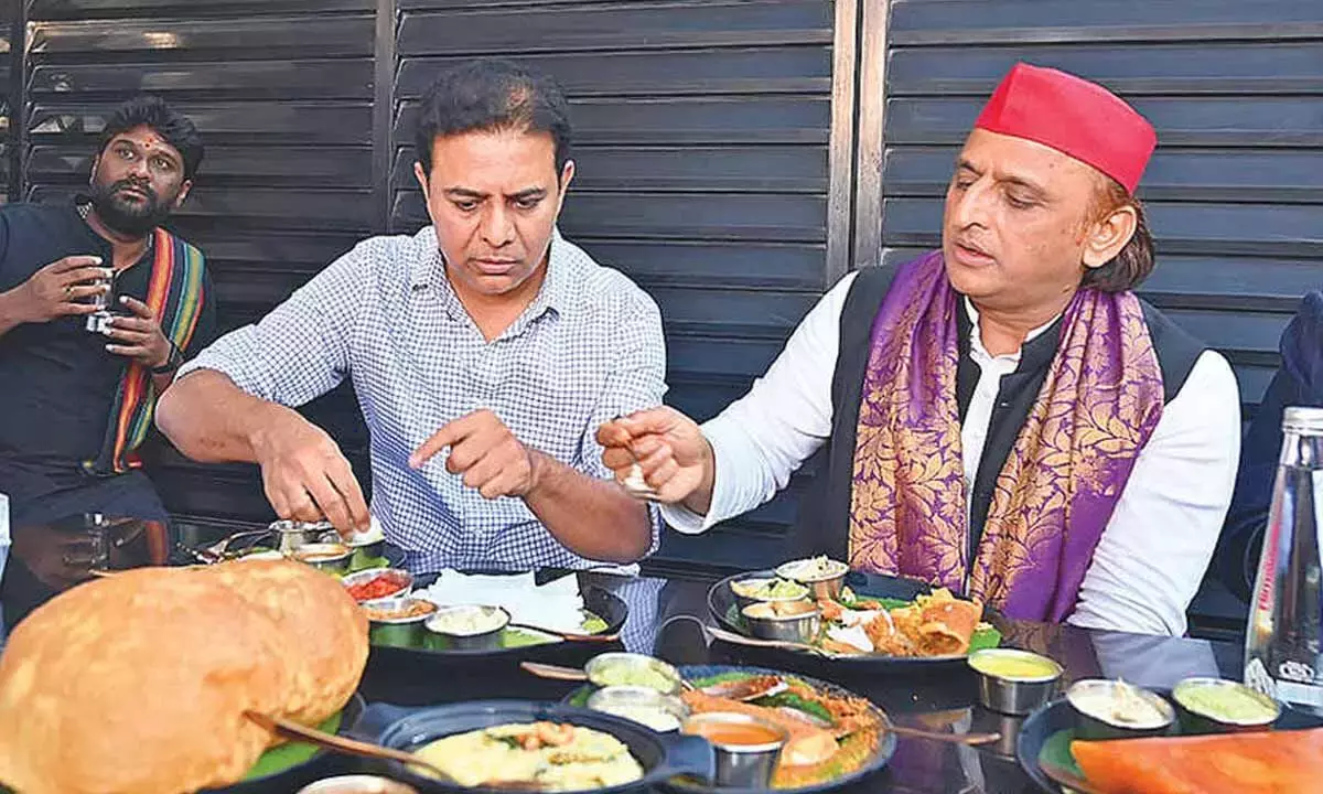 Telangana: KTR और अखिलेश ने साउथ की स्वादिष्ट चीज़ों का लुत्फ़ उठाया