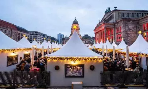 जर्मनी में Christmas  मार्केट पर हमले की साजिश नाकाम, पाँच संदिग्ध गिरफ्तारA plot to attack a Christmas market in Germany has been foiled, and five suspects have been arrested.