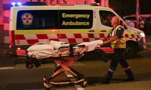 Sydney बोंडी बीच हमला: राहगीर ने हथियारबंद व्यक्ति को पकड़कर कई जानें बचाईं Sydney बोंडी बीच हमला: राहगीर ने हथियारबंद व्यक्ति को पकड़कर कई जानें बचाईं