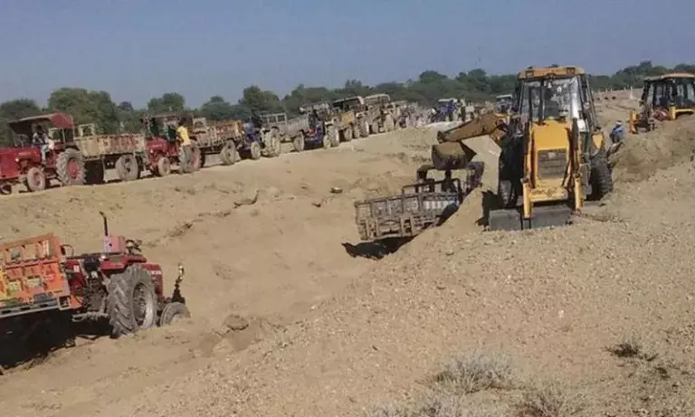 Assam: पलासबाड़ी के निवासियों ने ब्रह्मपुत्र नदी के किनारे बड़े पैमाने पर रेत खनन का मुद्दा उठाया