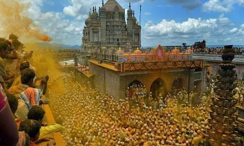 Khanderaya दर्शन के लिए भक्त जेजुरी में येलकोट येलकोट जय मल्हार का जाप