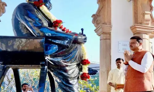 Fadnavis, शिंदे ने संघ का समर्थन किया; अजित पवार गुट ने विरोध किया Fadnavis, शिंदे ने संघ का समर्थन किया; अजित पवार गुट ने विरोध किया
