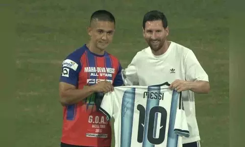 Messi ने सुनील छेत्री को साइन की हुई जर्सी गिफ्ट की Messi ने सुनील छेत्री को साइन की हुई जर्सी गिफ्ट की