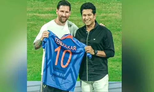 क्रिकेट के भगवान फुटबॉल के दिग्गज के साथ.. जैसे Fojichari एक स्पेशल जर्सी के साथ क्रिकेट के भगवान फुटबॉल के दिग्गज के साथ.. जैसे Fojichari एक स्पेशल जर्सी के साथ