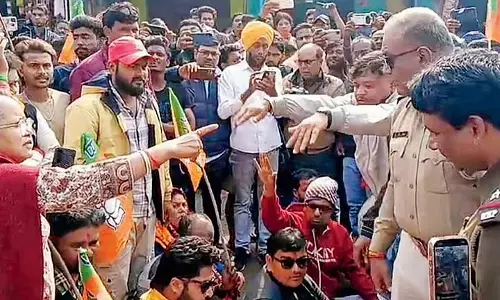 Truck की टक्कर से एक व्यक्ति की मौत को लेकर पुलिस और ग्रामीणों के बीच झड़प हुई