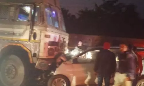 CG: तेज रफ्तार कार ने मोटरसाइकिल और ट्रक से मारी टक्कर, दो की मौत