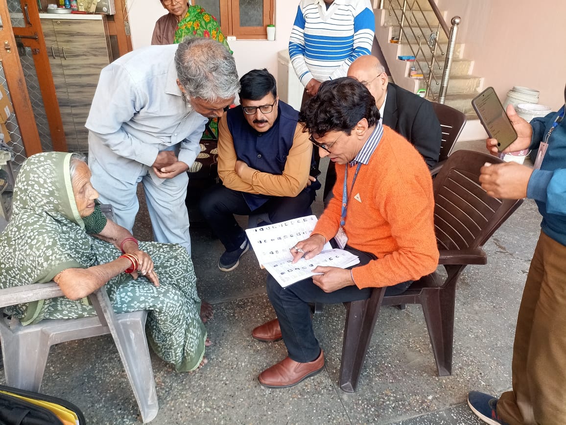 रायसेन में 80 प्लस आयु के मतदाताओं से BLO ने की चर्चा