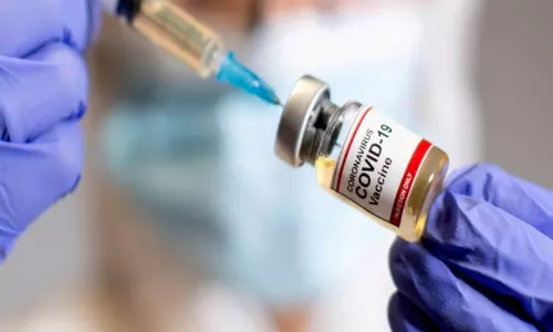 AIIMS डॉक्टर ने कहा, कोविड वैक्सीन का अचानक मौतों से संबंध नहीं AIIMS डॉक्टर ने कहा, कोविड वैक्सीन का अचानक मौतों से संबंध नहीं