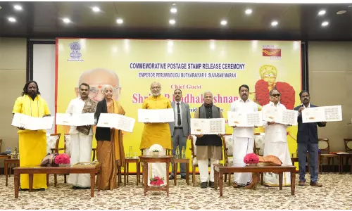 उपराष्ट्रपति सीपी राधाकृष्णन ने सम्राट पेरुम्बिडुगु मुथारैयार के सम्मान में एक स्मारक डाक टिकट जारी किया उपराष्ट्रपति सीपी राधाकृष्णन ने सम्राट पेरुम्बिडुगु मुथारैयार के सम्मान में एक स्मारक डाक टिकट जारी किया