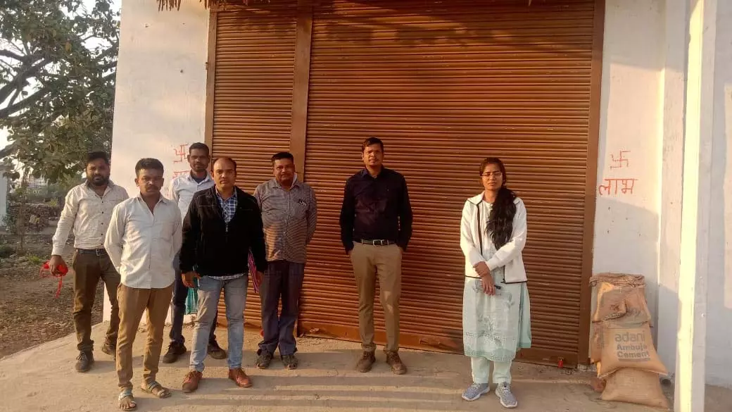 बिचौलिया के यहां राजस्व विभाग का छापा, 605 बोरी अवैध धान जब्त बिचौलिया के यहां राजस्व विभाग का छापा, 605 बोरी अवैध धान जब्त