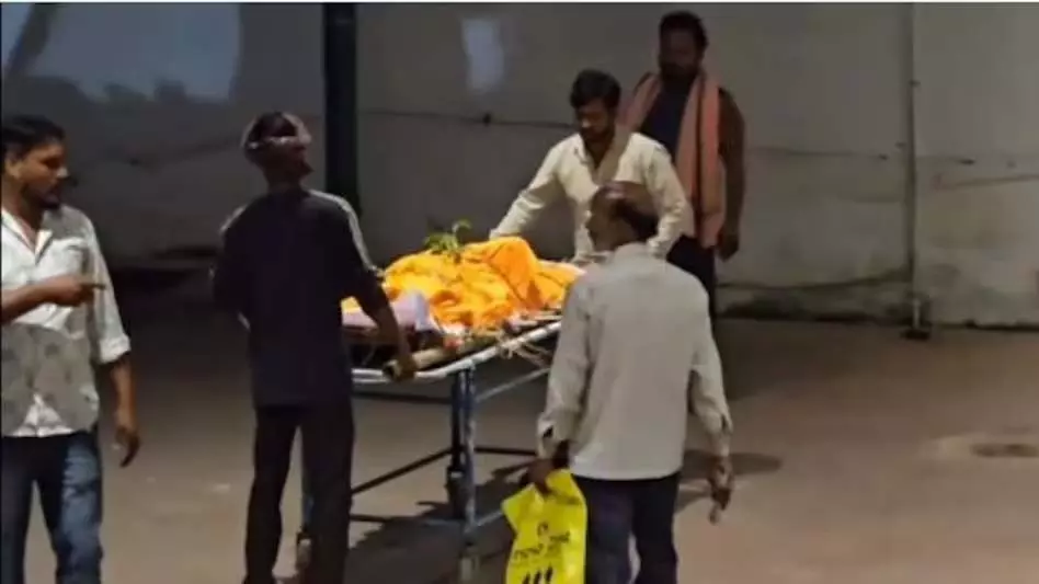 अर्थी सहित शव को लेकर हॉस्पिटल पहुंचे परिजन, जानिए आखिर क्यों 10 घंटे तक हुआ विवाद अर्थी सहित शव को लेकर हॉस्पिटल पहुंचे परिजन, जानिए आखिर क्यों 10 घंटे तक हुआ विवाद