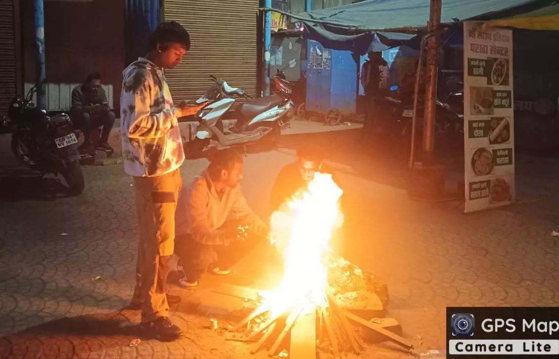 रायपुर निगम ने अलाव की व्यवस्था की, प्रतिदिन सैकड़ो आमजनों को शीतलहर से मिल रही राहत रायपुर निगम ने अलाव की व्यवस्था की, प्रतिदिन सैकड़ो आमजनों को शीतलहर से मिल रही राहत
