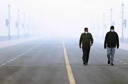 दिल्ली-एनसीआर में गहराया स्मॉग का संकट, धुंध की वजह से विजिबिलिटी हुई शून्य दिल्ली-एनसीआर में गहराया स्मॉग का संकट, धुंध की वजह से विजिबिलिटी हुई शून्य