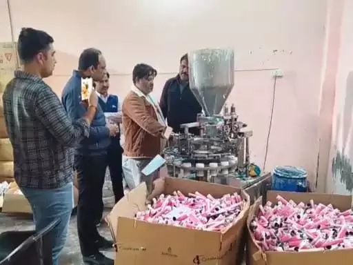 नकली दवा फैक्ट्री का भंडाफोड़, आम लोगों की सेहत के साथ गंभीर खिलवाड़ हो रहा था...मचा हड़कंप नकली दवा फैक्ट्री का भंडाफोड़, आम लोगों की सेहत के साथ गंभीर खिलवाड़ हो रहा था...मचा हड़कंप