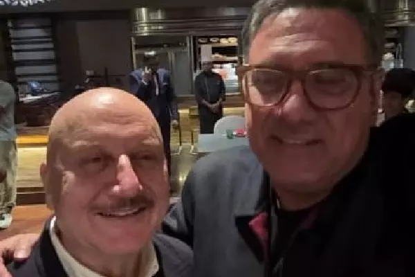Anupam Kher और बोमन ईरानी ने खोसला का घोसला 2 से पहले कुछ यादें ताज़ा कीं Anupam Kher और बोमन ईरानी ने खोसला का घोसला 2 से पहले कुछ यादें ताज़ा कीं
