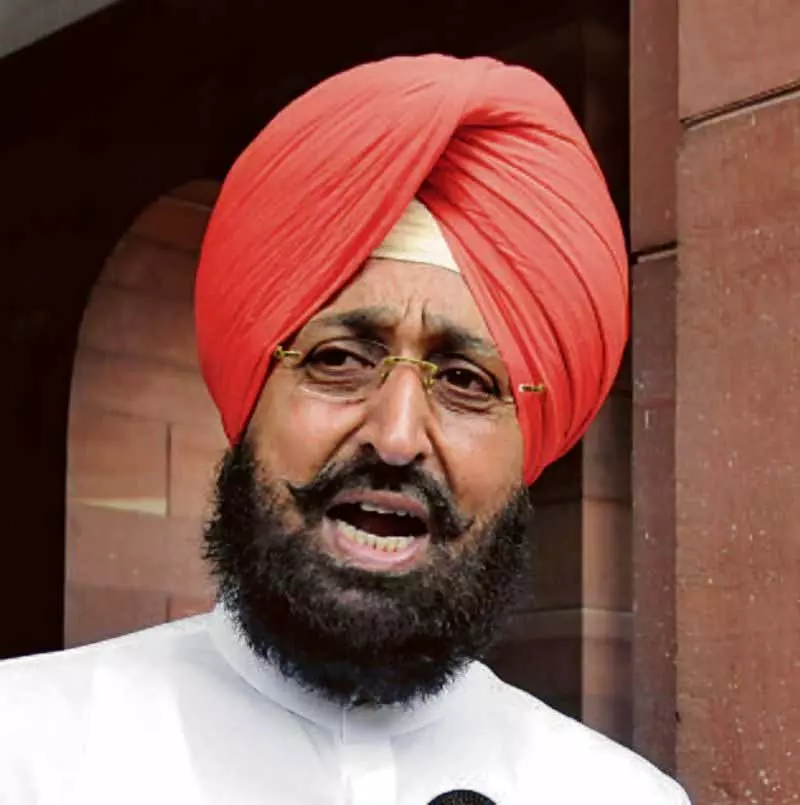बाजवा ने शिकायतों पर SEC की निष्क्रियता पर सवाल उठाया बाजवा ने शिकायतों पर SEC की निष्क्रियता पर सवाल उठाया