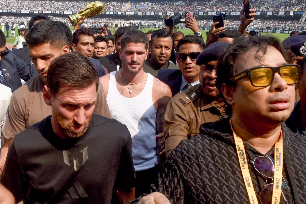 Messi कोलकाता इवेंट में अफरा-तफरी: इवेंट ऑर्गनाइज़र के घर के पास और पुलिस तैनात की गई Messi कोलकाता इवेंट में अफरा-तफरी: इवेंट ऑर्गनाइज़र के घर के पास और पुलिस तैनात की गई