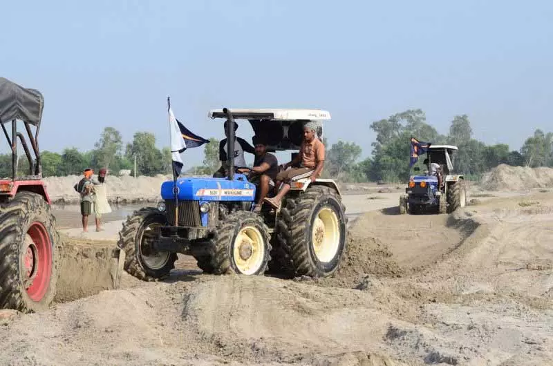 Jalandhar: बाढ़ प्रभावित मंड क्षेत्र में धान के बाद गेहूं की फसल को भी नुकसान हुआ Jalandhar: बाढ़ प्रभावित मंड क्षेत्र में धान के बाद गेहूं की फसल को भी नुकसान हुआ