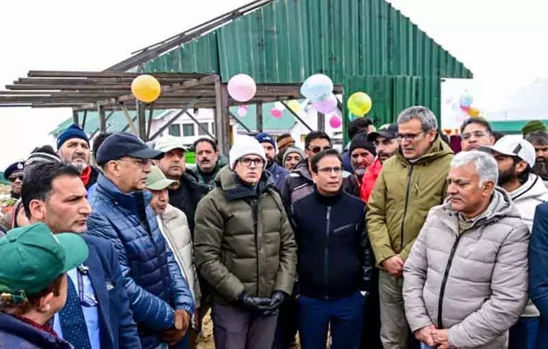 उमर ने Gulmarg में एशिया के सबसे लंबे स्की ड्रैग लिफ्ट का उद्घाटन किया उमर ने Gulmarg में एशिया के सबसे लंबे स्की ड्रैग लिफ्ट का उद्घाटन किया