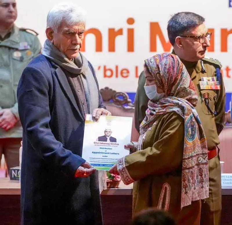 एल-जी सिन्हा ने आतंकी पीड़ितों के परिजनों को नौकरी के लेटर सौंपे, न्याय का वादा एल-जी सिन्हा ने आतंकी पीड़ितों के परिजनों को नौकरी के लेटर सौंपे, न्याय का वादा