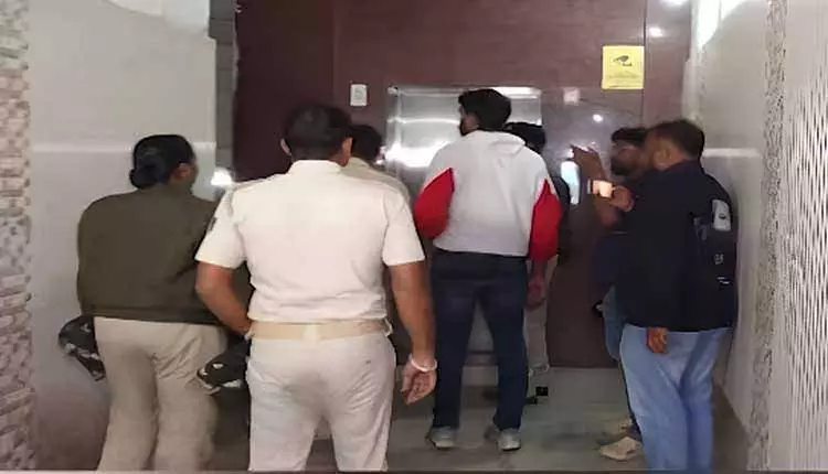 Bhubaneswar में 150 बार, पब पर छापा, अधिकारी पर हमला, दो लोग गिरफ्तार Bhubaneswar में 150 बार, पब पर छापा, अधिकारी पर हमला, दो लोग गिरफ्तार