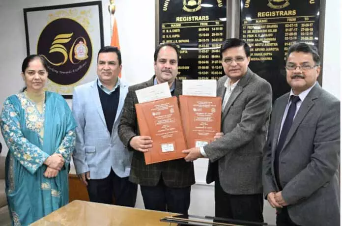 JU ने IT शिक्षा, डिजिटल सशक्तिकरण के लिए NIELIT के साथ MoU पर हस्ताक्षर किए JU ने IT शिक्षा, डिजिटल सशक्तिकरण के लिए NIELIT के साथ MoU पर हस्ताक्षर किए