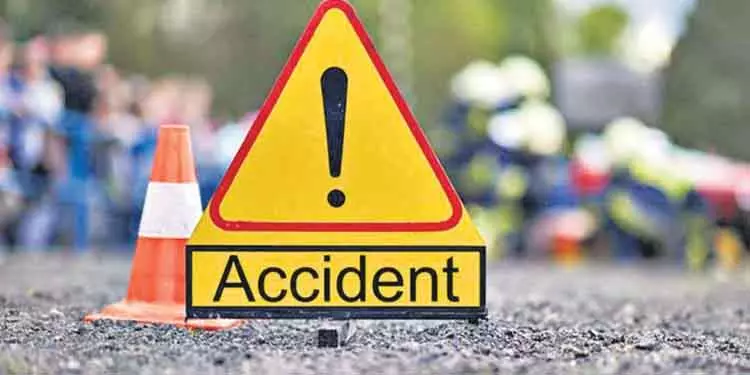Keonjhar में मोटरसाइकिल और स्कूटर की टक्कर में तीन लोगों की मौत, दो घायल। Keonjhar में मोटरसाइकिल और स्कूटर की टक्कर में तीन लोगों की मौत, दो घायल।