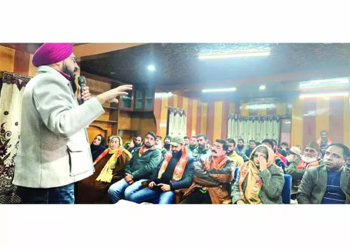 नलवा ने कश्मीर का दौरा किया, NC सरकार की आलोचना की, मोदी की गरीब-समर्थक पहलों की तारीफ़ की नलवा ने कश्मीर का दौरा किया, NC सरकार की आलोचना की, मोदी की गरीब-समर्थक पहलों की तारीफ़ की