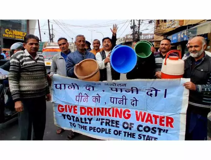 Sunil Dimple ने जम्मू में पीने के पानी के संकट को लेकर विरोध प्रदर्शन का नेतृत्व किया Sunil Dimple ने जम्मू में पीने के पानी के संकट को लेकर विरोध प्रदर्शन का नेतृत्व किया