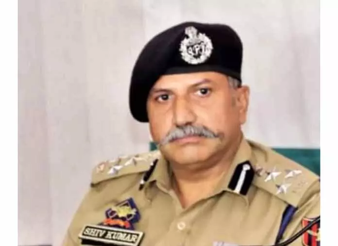 क्रिसमस और नए साल से पहले DIG शिव कुमार ने सुरक्षा व्यवस्था का जायजा लिया क्रिसमस और नए साल से पहले DIG शिव कुमार ने सुरक्षा व्यवस्था का जायजा लिया
