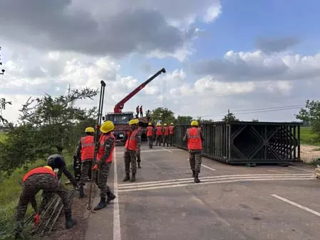ऑपरेशन सागर बंधु: भारतीय सेना ने श्रीलंका में कनेक्टिविटी बहाल करने के लिए कदम उठाए ऑपरेशन सागर बंधु: भारतीय सेना ने श्रीलंका में कनेक्टिविटी बहाल करने के लिए कदम उठाए
