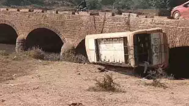 Vidisha में पिकनिक पर जाते समय स्कूल बस पुल से गिरी, 25 बच्चे घायल Vidisha में पिकनिक पर जाते समय स्कूल बस पुल से गिरी, 25 बच्चे घायल
