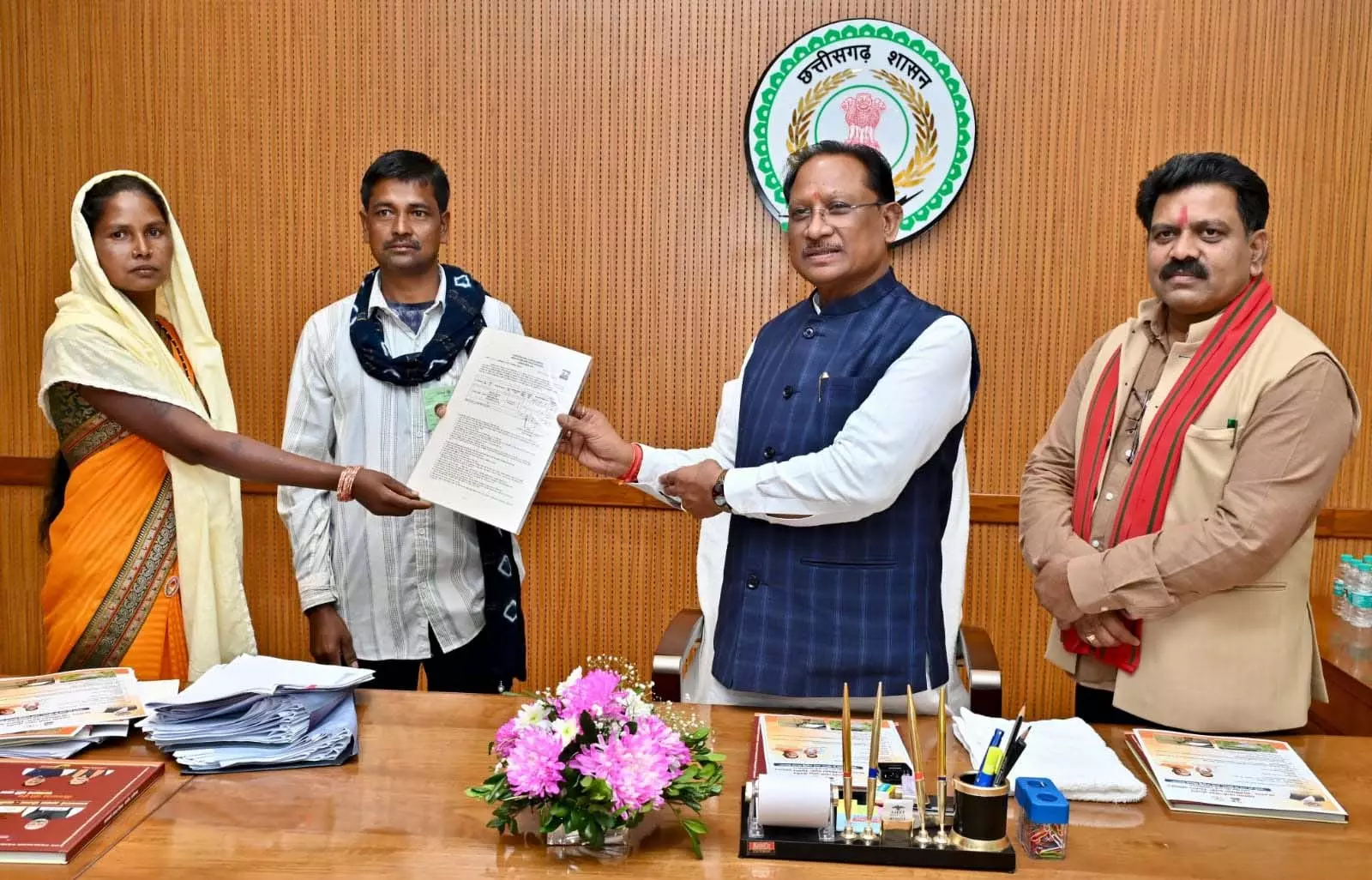 प्रधानमंत्री आवास योजना में ऐतिहासिक उपलब्धि, CM विष्णुदेव साय ने कॉफी टेबल बुक का किया अनावरण प्रधानमंत्री आवास योजना में ऐतिहासिक उपलब्धि, CM विष्णुदेव साय ने कॉफी टेबल बुक का किया अनावरण