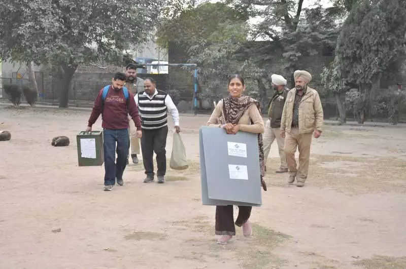 Chandigarh: पंचायत समिति चुनावों से पहले स्ट्रॉन्गरूम का निरीक्षण किया गया Chandigarh: पंचायत समिति चुनावों से पहले स्ट्रॉन्गरूम का निरीक्षण किया गया