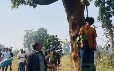 युवती की लाश जंगल में मिली, बैग और शराब बरामद युवती की लाश जंगल में मिली, बैग और शराब बरामद