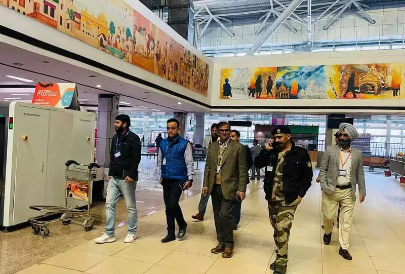 Amritsar एयरपोर्ट पर कोहरे से निपटने की तैयारियों का जायजा लेने के लिए मॉक ड्रिल का आयोजन किया गया Amritsar एयरपोर्ट पर कोहरे से निपटने की तैयारियों का जायजा लेने के लिए मॉक ड्रिल का आयोजन किया गया
