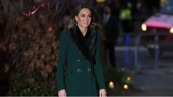 Kate Middleton ने कैंसर पीड़ितों के लिए लंदन गार्डन में हाथ से लिखा हुआ श्रद्धांजलि संदेश छोड़ा Kate Middleton ने कैंसर पीड़ितों के लिए लंदन गार्डन में हाथ से लिखा हुआ श्रद्धांजलि संदेश छोड़ा