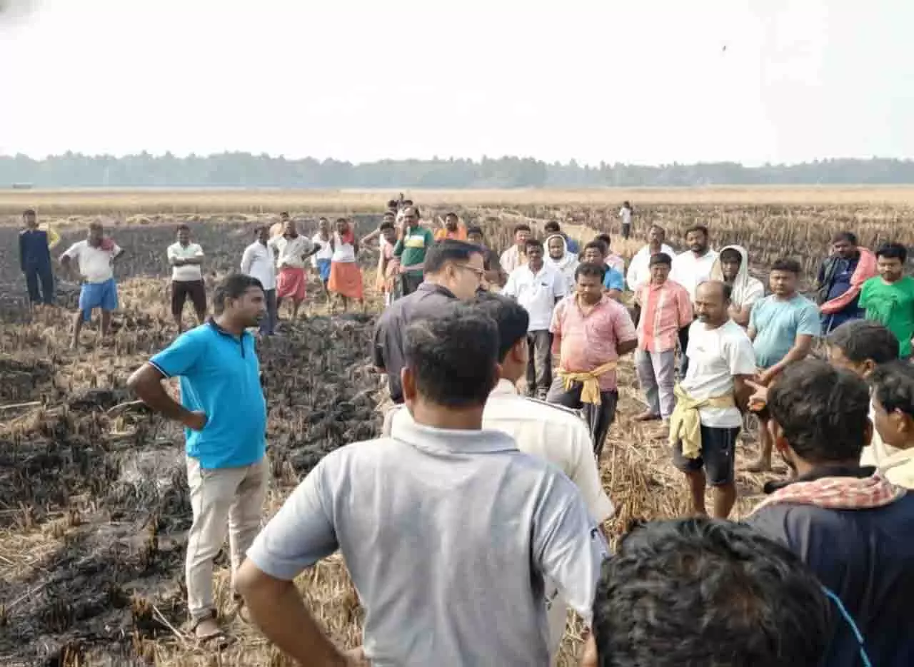 Odisha में धान की पराली जलाते समय एक किसान की जलकर मौत हो गई Odisha में धान की पराली जलाते समय एक किसान की जलकर मौत हो गई