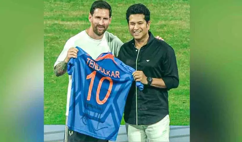 क्रिकेट के भगवान फुटबॉल के दिग्गज के साथ.. जैसे Fojichari एक स्पेशल जर्सी के साथ क्रिकेट के भगवान फुटबॉल के दिग्गज के साथ.. जैसे Fojichari एक स्पेशल जर्सी के साथ