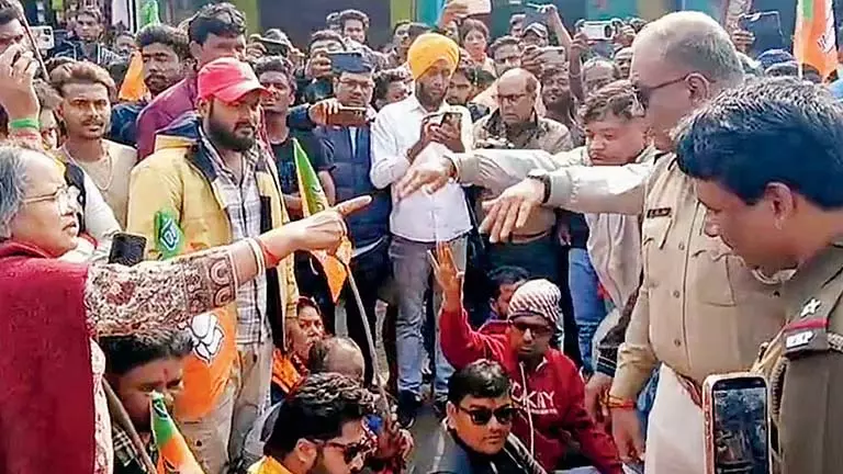Truck की टक्कर से एक व्यक्ति की मौत को लेकर पुलिस और ग्रामीणों के बीच झड़प हुई Truck की टक्कर से एक व्यक्ति की मौत को लेकर पुलिस और ग्रामीणों के बीच झड़प हुई