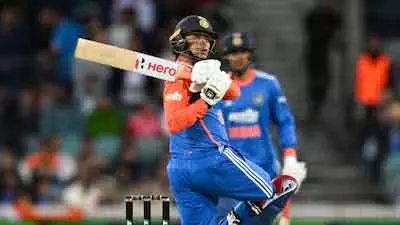 Abhishek Sharma बने दुनिया के पहले बल्लेबाज, पारी की पहली गेंद पर तीन बार लगाया छक्का Abhishek Sharma बने दुनिया के पहले बल्लेबाज, पारी की पहली गेंद पर तीन बार लगाया छक्का
