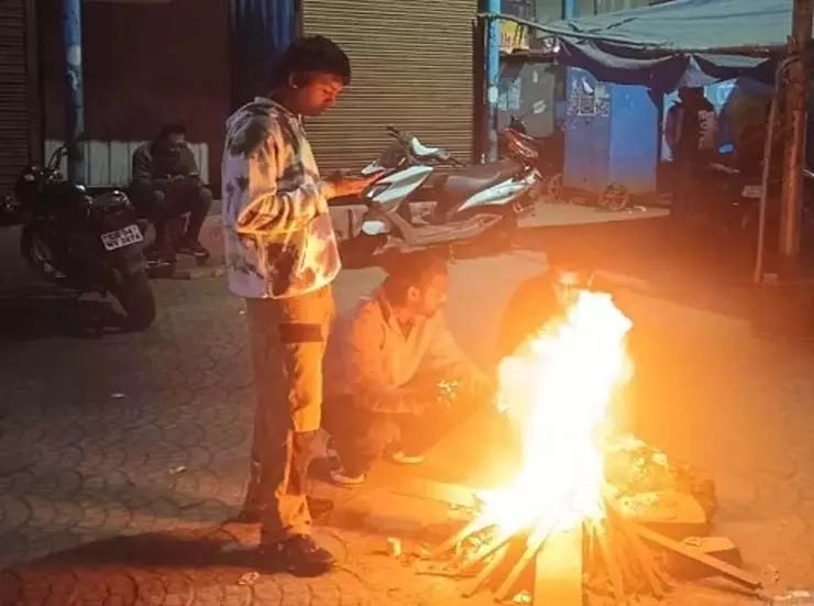 रायपुर निगम ने अलाव की व्यवस्था की रायपुर निगम ने अलाव की व्यवस्था की