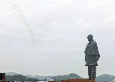 अखंड भारत के निर्माता : फौलादी इरादे, लोहे सा जिगर और 565 रियासतों को जोड़ने वाले राष्ट्रनेता अखंड भारत के निर्माता : फौलादी इरादे, लोहे सा जिगर और 565 रियासतों को जोड़ने वाले राष्ट्रनेता