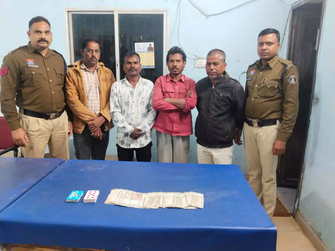 Raipur Breaking: जंगल में जुआ खेलते 4 जुआरी गिरफ्तार, 45 हज़ार नकदी जब्त Raipur Breaking: जंगल में जुआ खेलते 4 जुआरी गिरफ्तार, 45 हज़ार नकदी जब्त