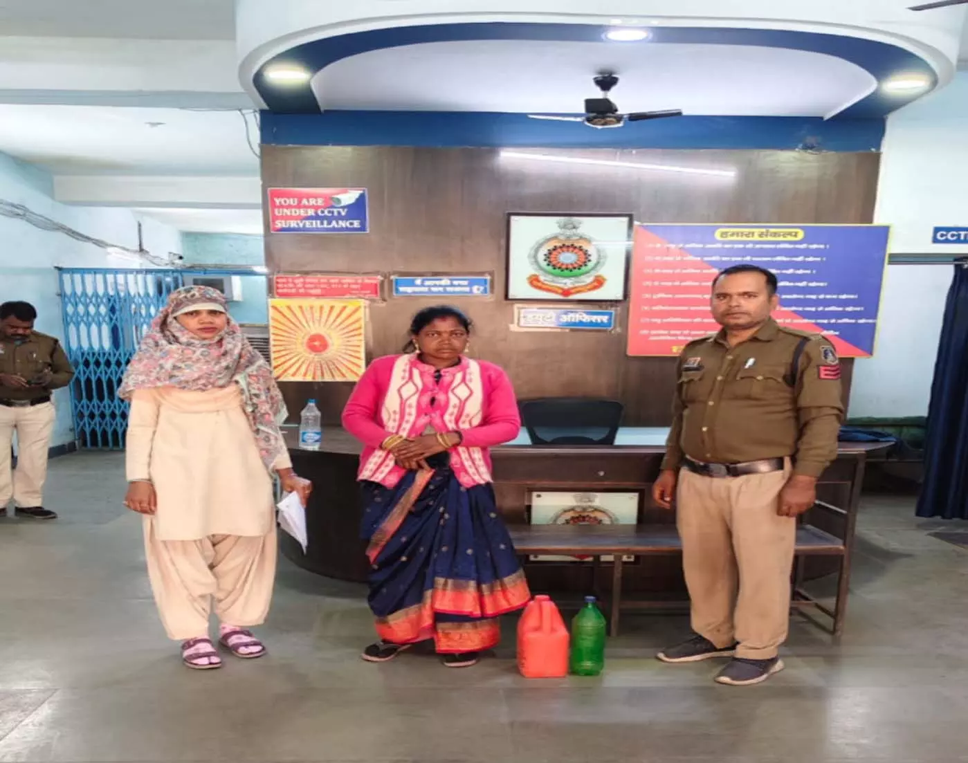 ग्राम टेका में अवैध शराब पर छापा, 6 लीटर महुआ शराब के साथ महिला आरोपी गिरफ्तार ग्राम टेका में अवैध शराब पर छापा, 6 लीटर महुआ शराब के साथ महिला आरोपी गिरफ्तार